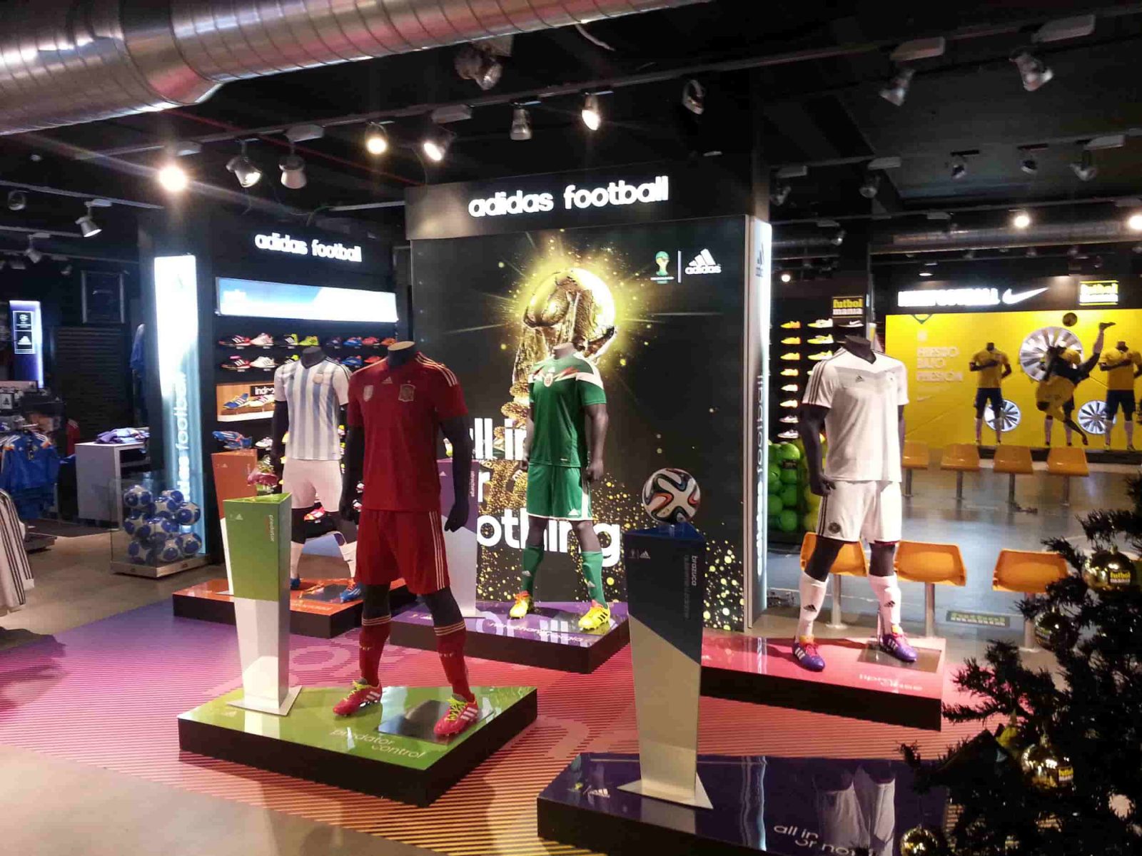 Montaje Adidas para tienda Futbolmania • Comunicación • Letras Corpóreas, Rotulación y Comunicación Visual en Barcelona